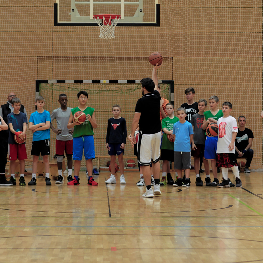 Philipp erklärt eine Übung beim Basketball Camp