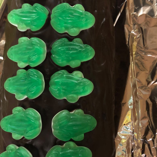 Gummifrösche dekorieren den Schokoladenkuchen